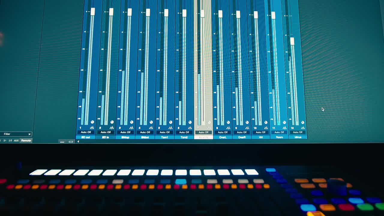 스튜디오에서 음악을 만드는 사운드 엔지니어, 라디오 방송 스튜디오에서 일하는 아시아 인기 dj 또는 녹음 스튜디오, 리허설, 오디오 프로덕션에서 일하는 음악 프로듀서.