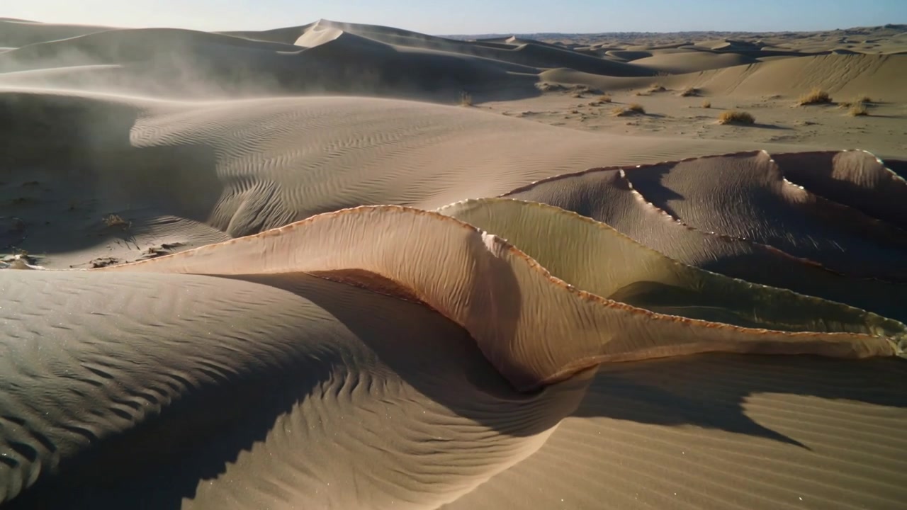Velo leggero mosso dal vento sulle dune di sabbia del deserto