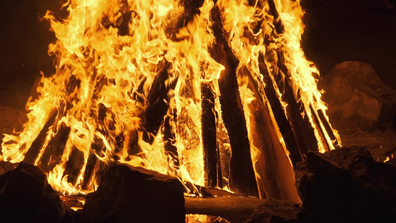 밤에 불타는 큰 불꽃. 느린 동작. 큰 불꽃의 배경