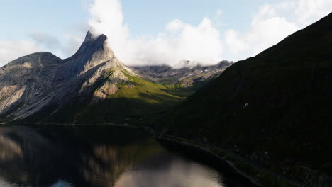 montaña empinada de stetinden durante el otoño en narvik, condado de nordland, noruega