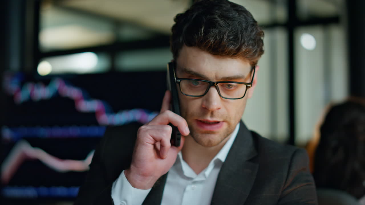 Primo piano di un uomo d'affari fiducioso che parla al cellulare. Responsabile finanziario che lavora fino a tardi.