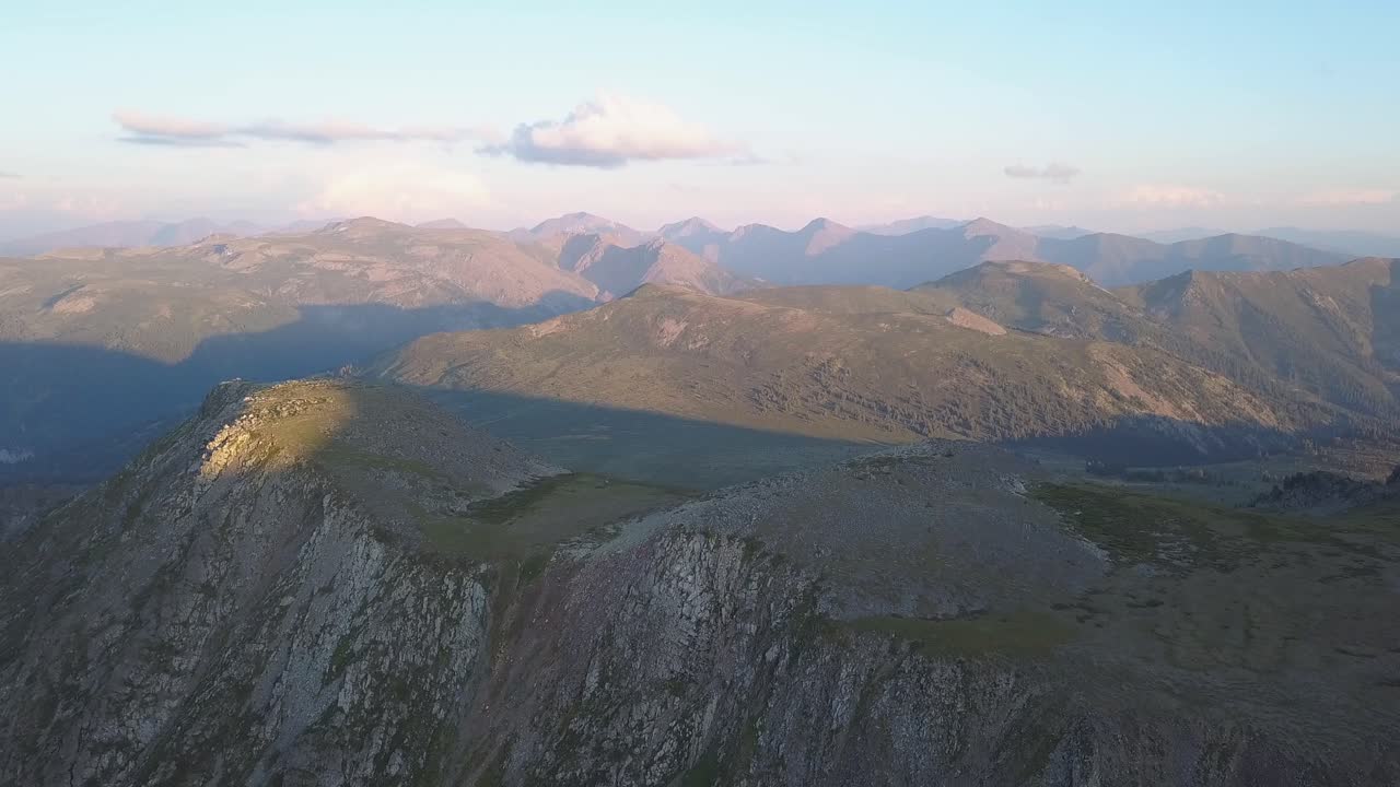 해가 지고 해가 뜨는 산악 풍경