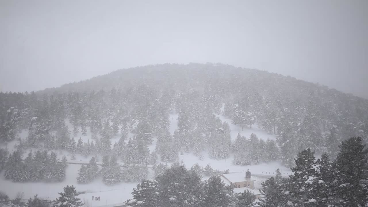 paisaje invernal, nevando en las montañas, bosque al fondo, cielo nublado, españa, tiro estático