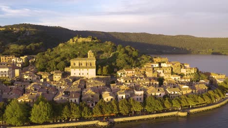 Toma-Cinematográfica-De-Establecimiento-De-Trevignano-En-El-Lago-Bracciano