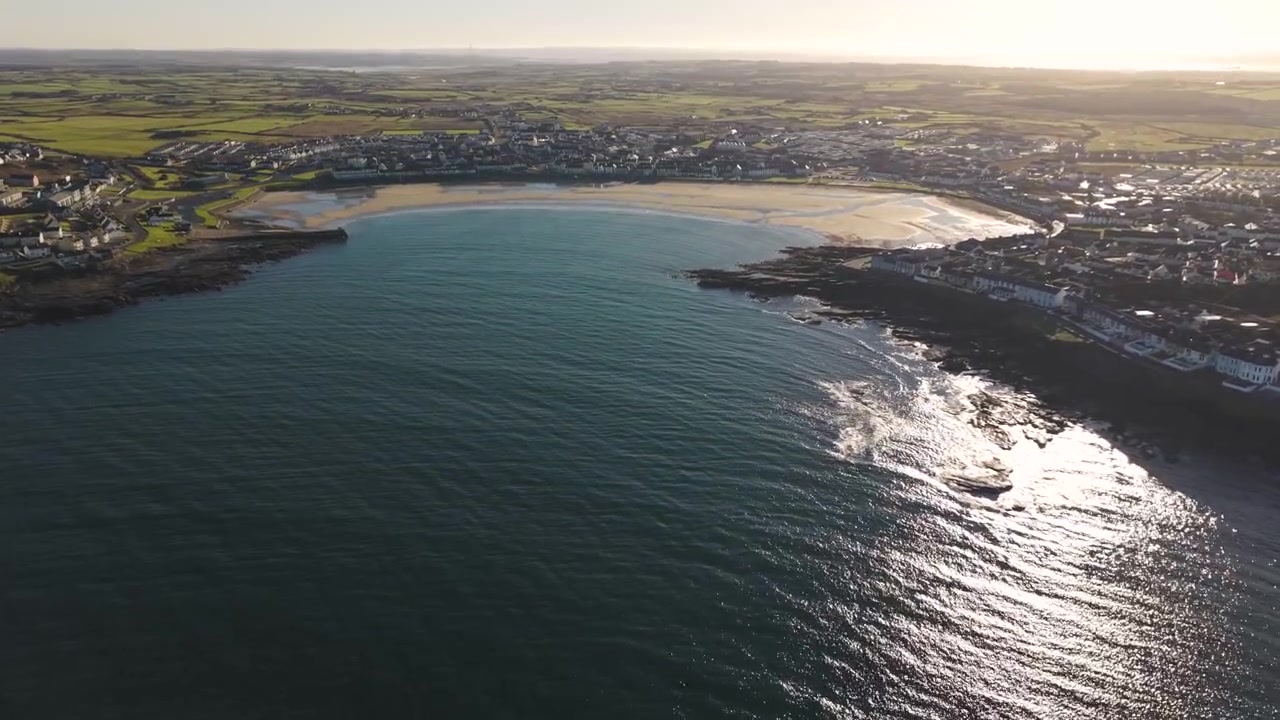 Kilkee, Irlanda. Rivelatrice ripresa con drone della città in una mattina di sole, spiaggia, baia ed edifici