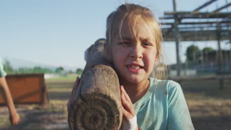 ブートキャンプで白人の子供たちのグループ