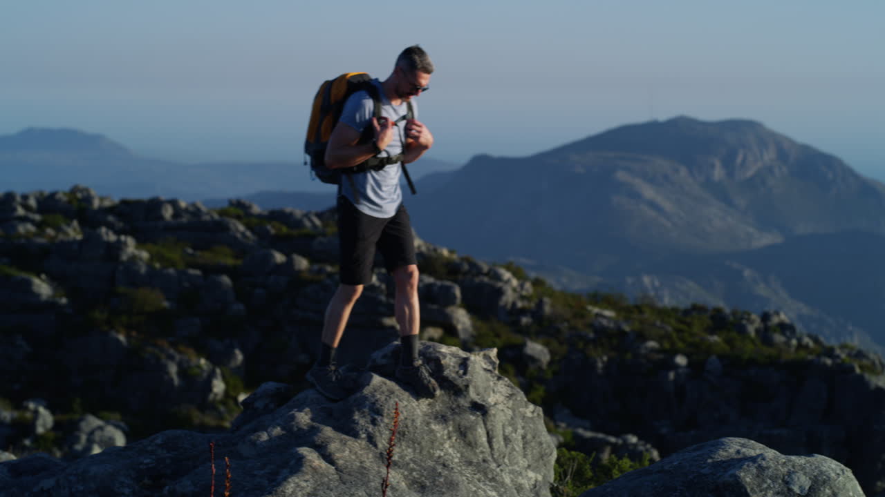 se necesita coraje para subir a la cima.
