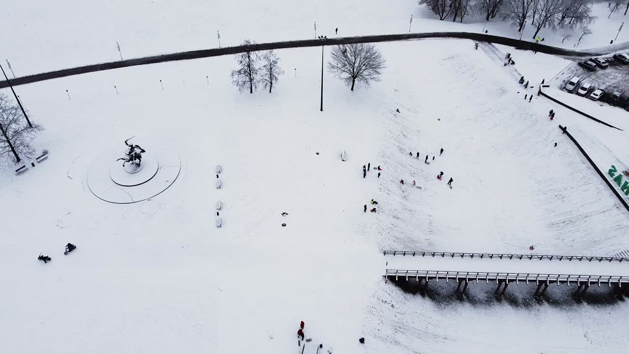 카우나스 도심에서 겨울을 즐기는 카우나스 시민들