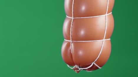 los ligamentos de las salchichas cocidas colgando.
