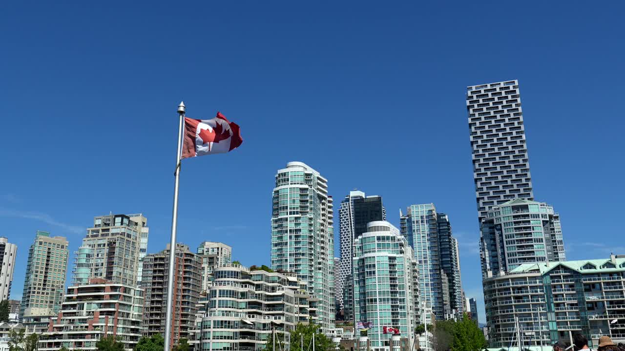 Paysage urbain de Vancouver avec drapeau canadien