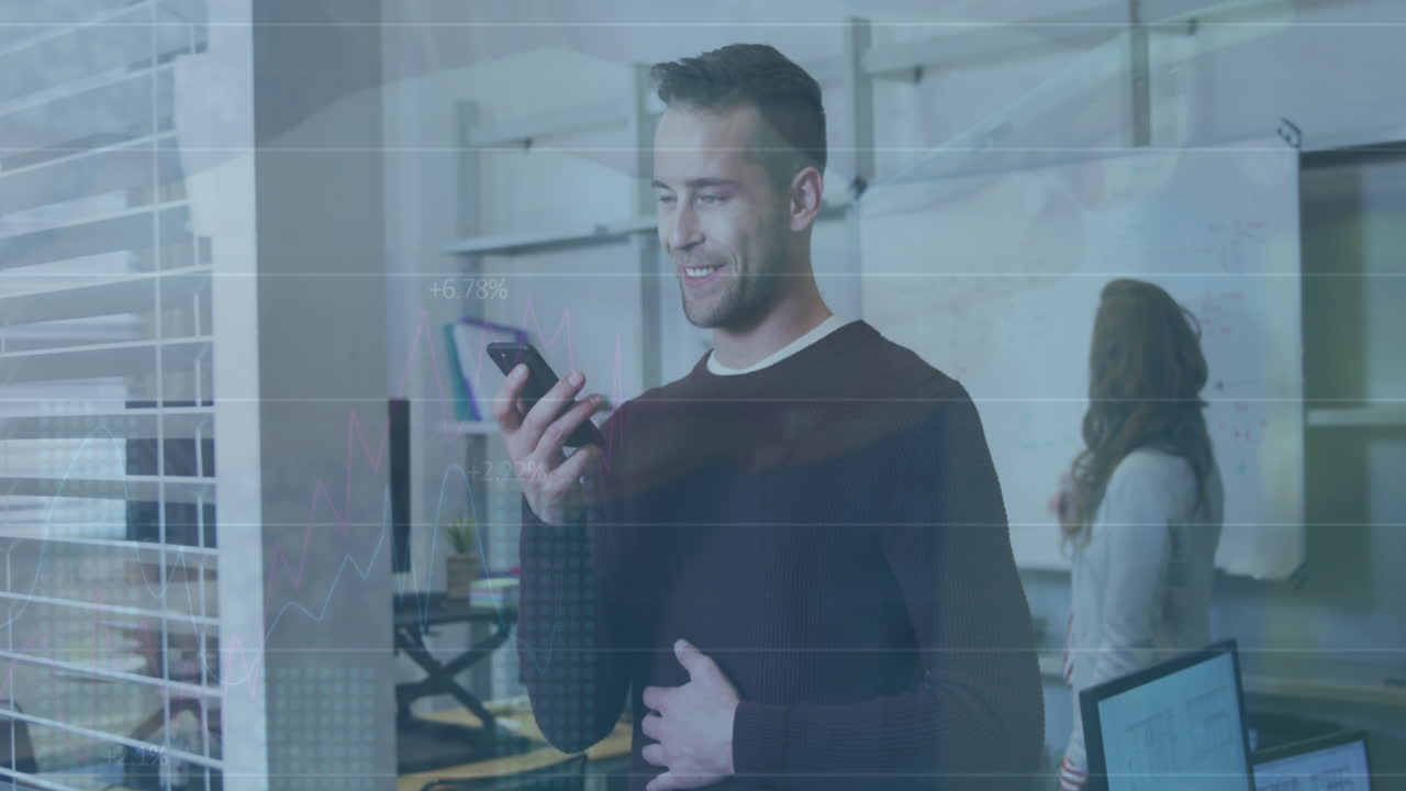 animación del procesamiento de datos sobre los empresarios caucásicos que trabajan en la oficina