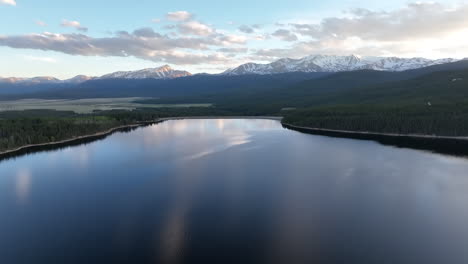 Atardecer-De-Drones-Aéreos-En-El-Lago-Turquesa-Con-Vistas-A-La-Montaña-Cerca-Del-Amanecer-De-Leadville-Colorado