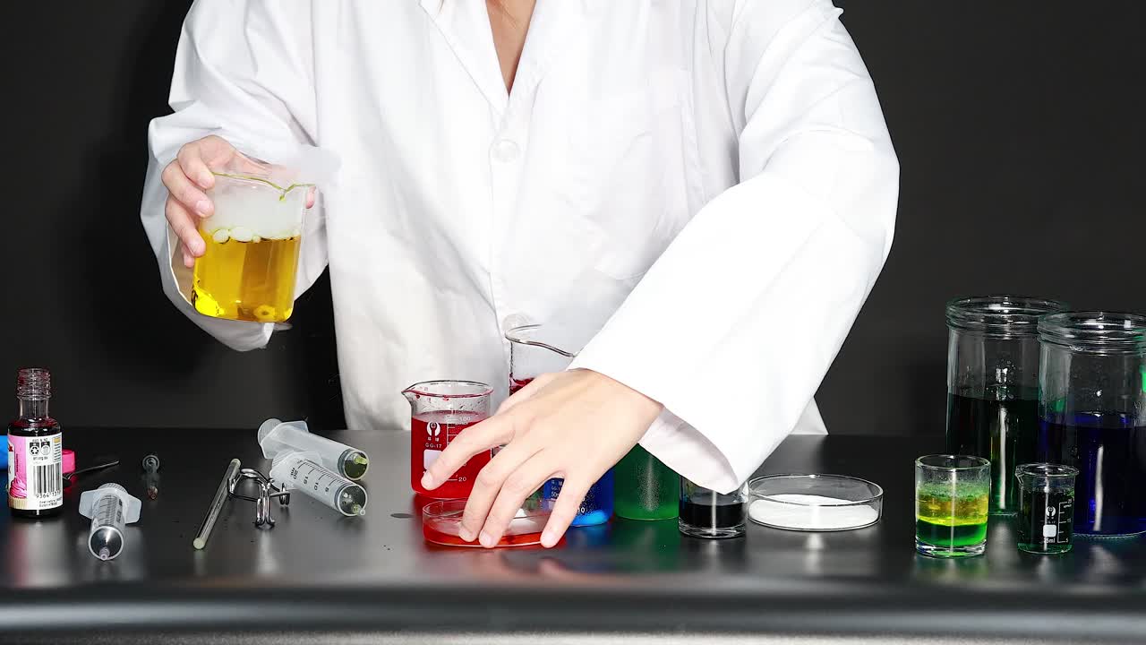 experimento de reacciones químicas coloridas