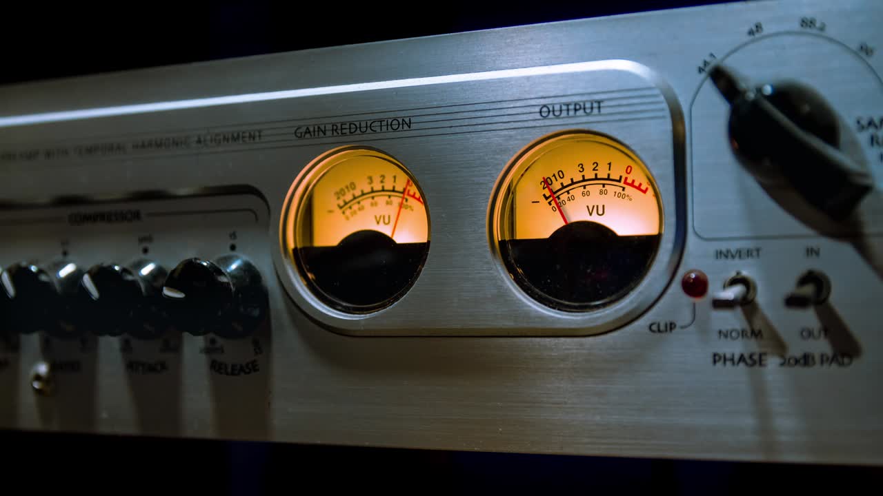 el cinemógrafo de un medidor de vu analógico se mueve en sincronía con el nivel de sonido