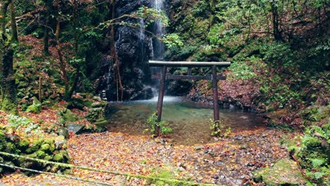 Panorámica-A-Lo-Largo-De-Una-Cascada-Misteriosa-Con-Un-Estanque-En-Gifu-Japón