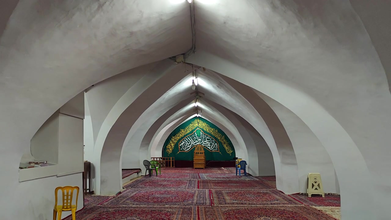 Pemandangan Interior Masjid Tradisional dengan Arsitektur Melengkung