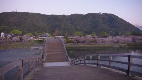 Mañana-De-Primavera-En-Yamaguchi-Japón,-Puente-Iwakuni-Kintaikyo-Con-Sakura-Y-Niebla