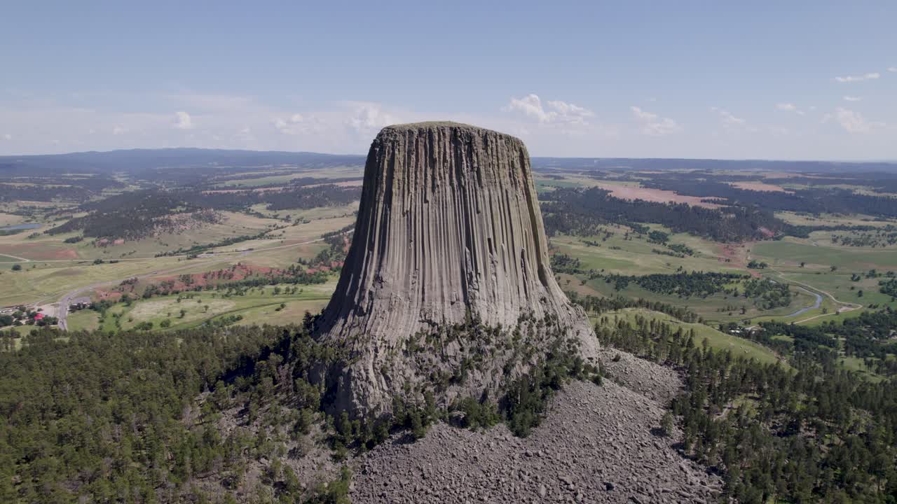 와이오밍 주 블랙 힐스 지역에 위치한 거대하고 단단하고 화산적인 타워 또는 버트의 드론  ⁇ 입니다.