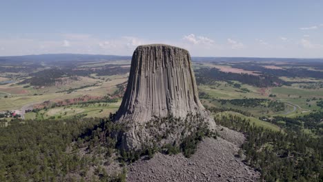 Eine-Drohnenaufnahme-Des-Devils-Tower,-Eines-Massiven,-Monolithischen,-Vulkanischen-Stout-Tower-Oder-Butte,-Der-Sich-In-Der-Black-Hills-Region-Von-Wyoming-Befindet