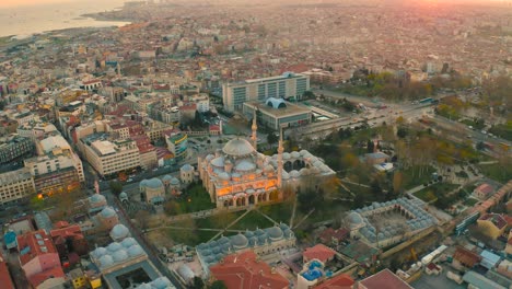 mezquita del sultán ahmed - mezquita azul en estambul, turquía en un hermoso día de verano. vista aérea 4k.