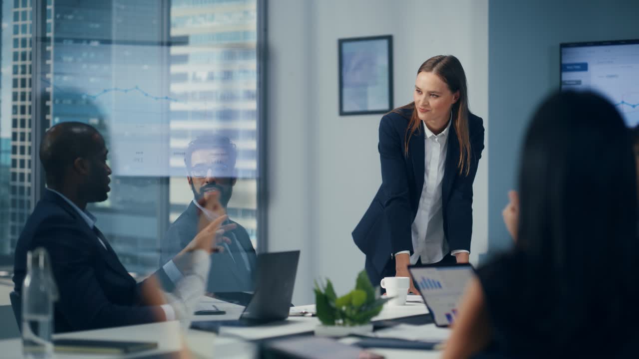riunione in una sala conferenze per uffici diversificata: una donna motivata proprietaria di una startup digitale presenta statistiche sulla crescita della fintech del commercio elettronico a un gruppo di investitori. televisione a parete con analisi di big data, infografiche