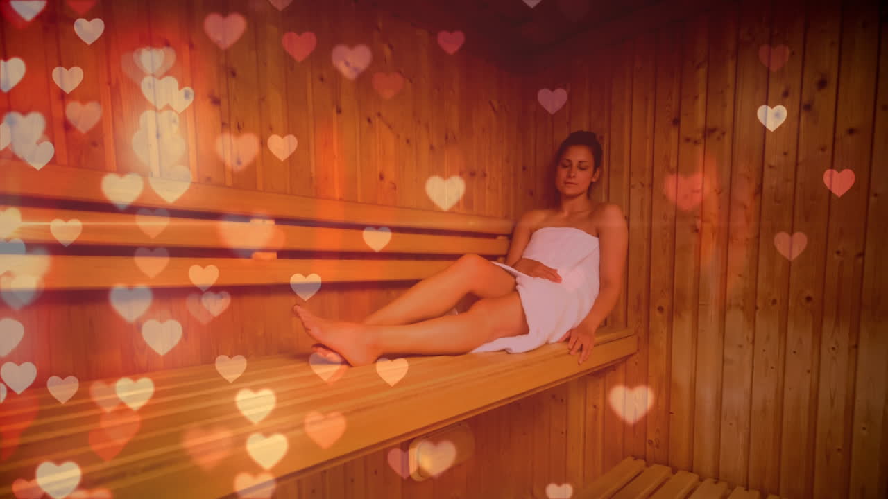 mujer relajándose en la sauna