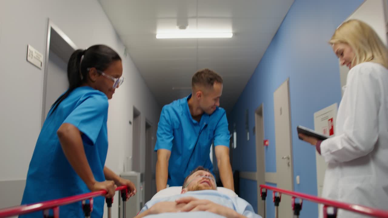 Equipa médica transportando paciente no corredor do hospital