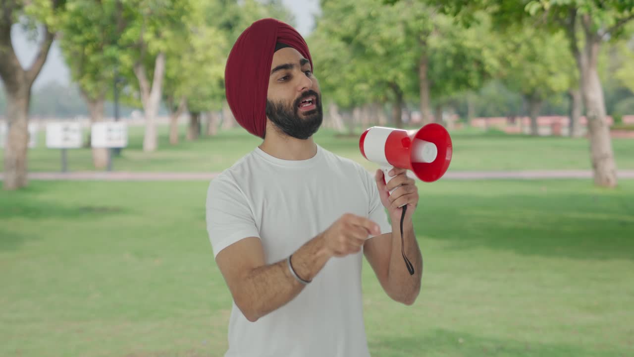 Uomo indiano Sikh che protesta per i diritti nel parco