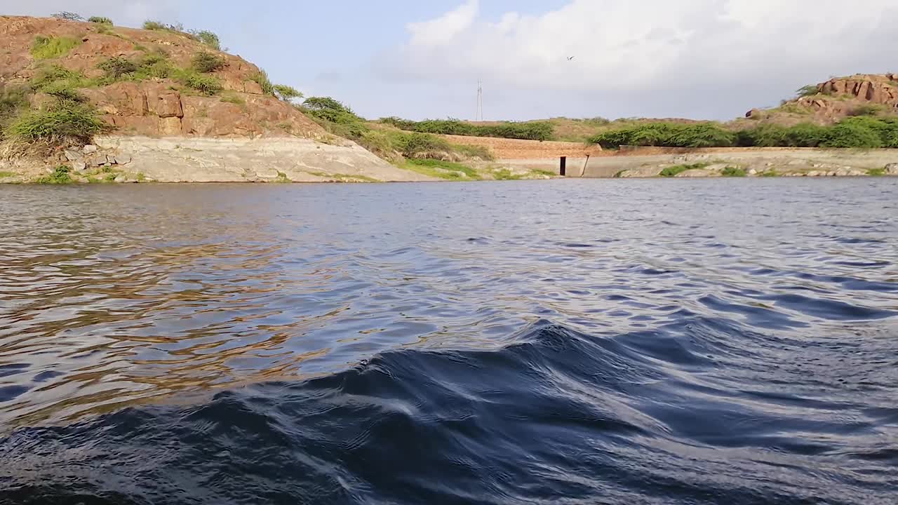 vista del lago prístino la ola de agua creada por el barco en marcha durante el día