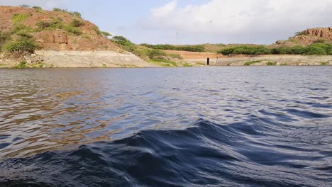 Vista-Prístina-Del-Lago,-La-Ola-De-Agua-Creada-Por-El-Barco-En-Marcha-Durante-El-Día.