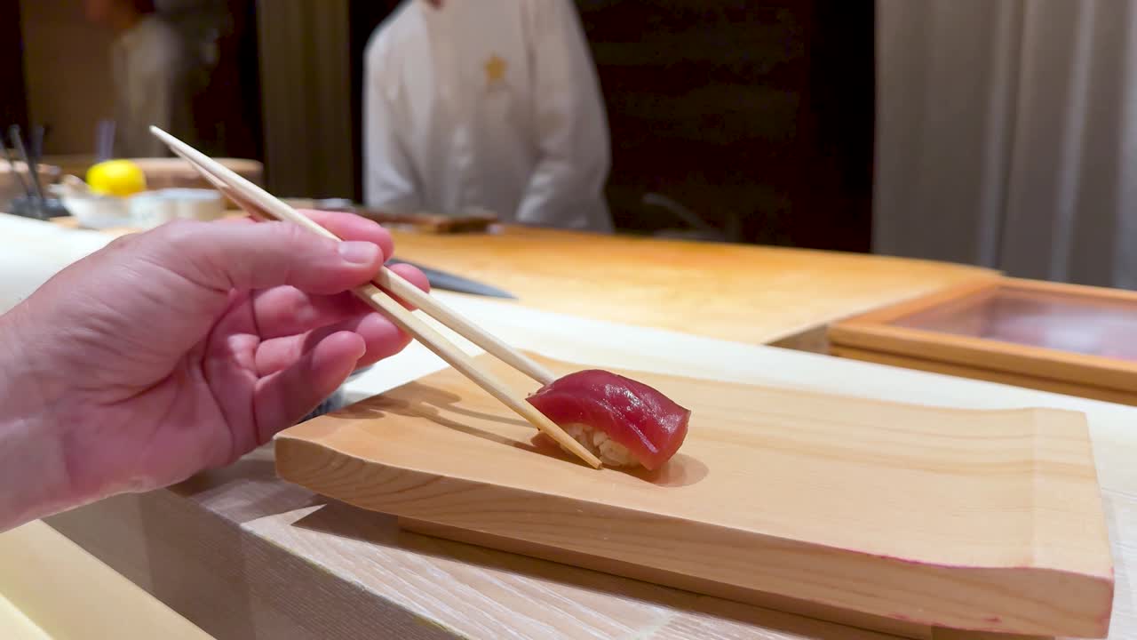 sushi servido con palillos en un restaurante