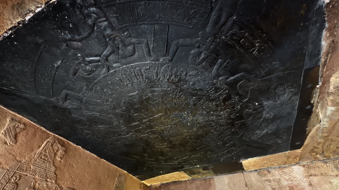 Primo piano del famoso rilievo circolare del soffitto dello Zodiaco di Dendera, raffigurante figure astronomiche e costellazioni, presso il Tempio di Hathor in Egitto