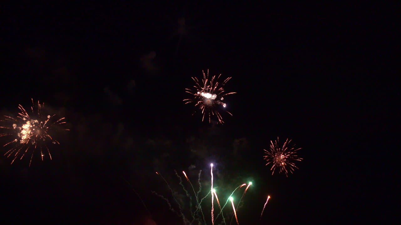 hermosos fuegos artificiales coloridos abstractos explotan en el cielo por la noche un símbolo de celebración en el aniversario de año nuevo para el fondo