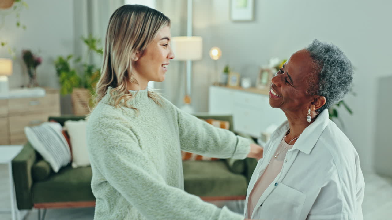 mujer mayor, hija y abrazo en casa
