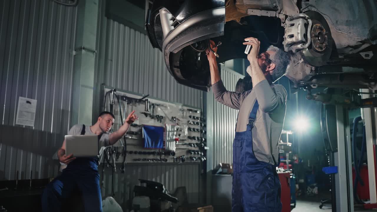 reparación de automóviles en un garaje