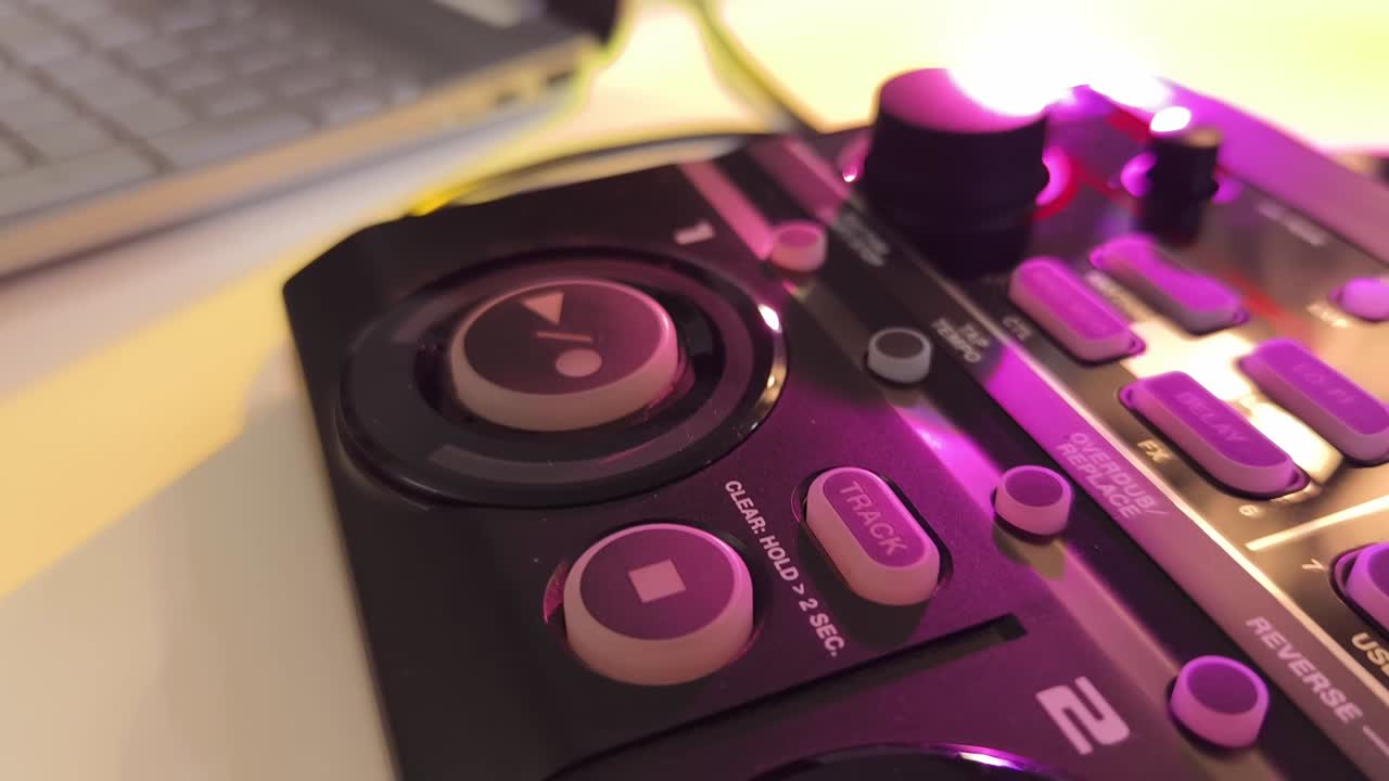 primer plano de un controlador de producción musical