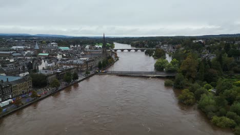 Historische-Überschwemmungen-Am-Fluss-Tay-In-Perth,-Schottland,-Nach-Großen-Regenmengen--8