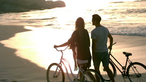 Pareja-Disfrutando-Del-Atardecer