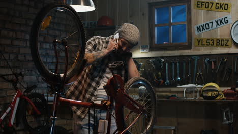 hombre reparando una bicicleta en un garaje
