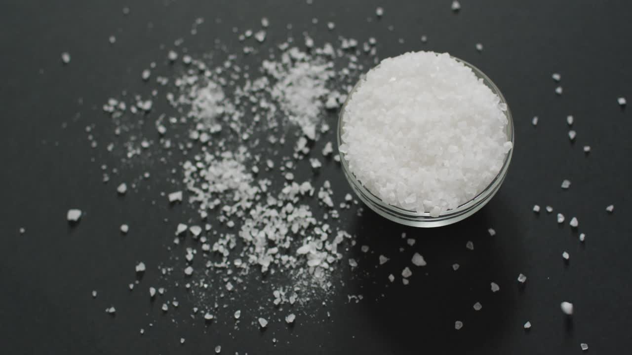 검은 바탕 에 있는 그 ⁇  에 소금 과 소금  ⁇ 어리 의 애니메이션