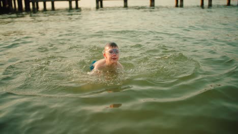 kind taucht in zeitlupenvideo im wasser