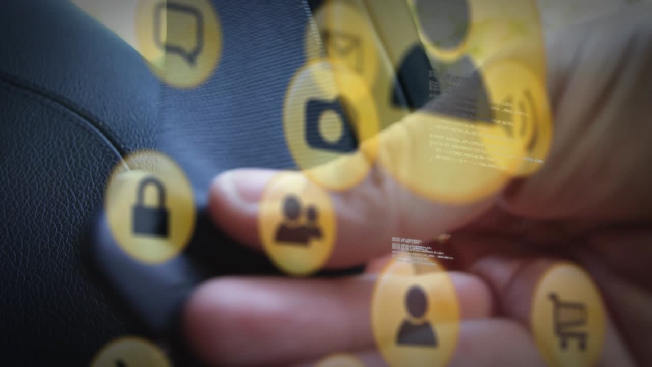 Animazione di icone tecnologiche sopra le mani di un uomo caucasico che allaccia la cintura di sicurezza dell'auto