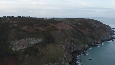 Vista-Aérea-De-Los-Hermosos-Acantilados-De-Howth-Durante-Un-Día-Nublado