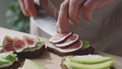 preparación de tostadas de higos y aguacates