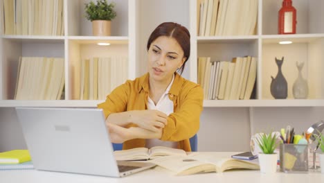 the body of the female student with allergies is itchy.