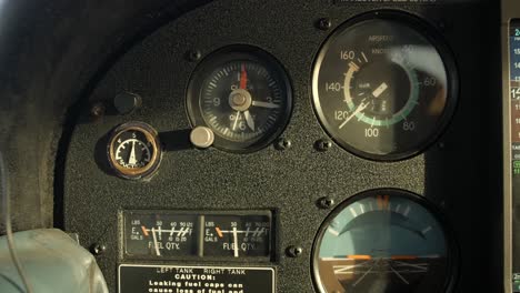 Panel-De-Instrumentos-De-Avión-Antiguo-En-El-Interior-De-La-Cabina-De-Un-Avión-Pequeño.