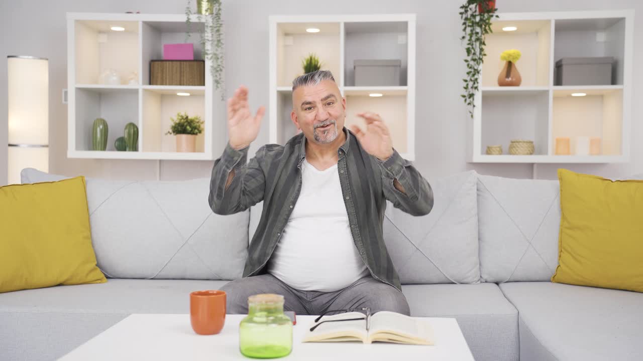 카메라를 조롱하는 재미있는 남자.