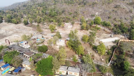 Toma-Aérea-De-Una-Ciudad-Aislada-En-La-India-Rural-Situada-En-Las-Montañas-Durante-El-Día