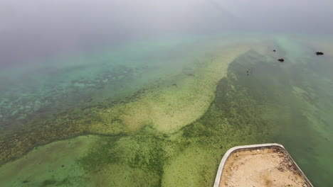 Imágenes-Aéreas-Cinematográficas-Avanzando-E-Inclinándose-Hacia-El-Fondo-Del-Océano,-Revelando-Cuán-Clara-Es-El-Agua,-Drone,-Filipinas,-Cebú,-Asia.