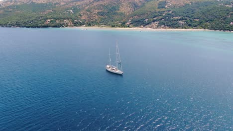 vista aérea de drones de un hermoso barco en la playa de apraos en verano corfú grecia